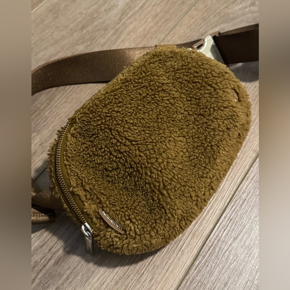 lululemon Sherpa everywhere belt bag - Picture 2 of 10